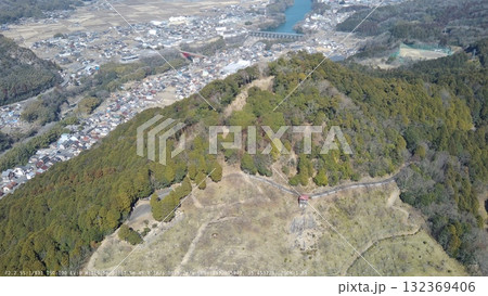 美濃金山城　空撮　本丸と曲輪の様子 132369406