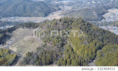 美濃金山城　空撮　本丸と曲輪の様子 132369413