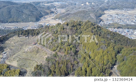 美濃金山城　空撮　本丸と曲輪の様子 132369414