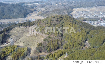 美濃金山城　空撮　本丸と曲輪の様子 132369416