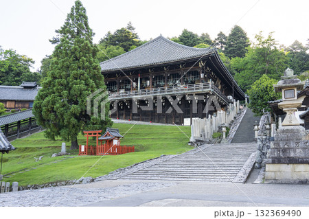静寂に包まれた朝の東大寺二月堂 静寂に包まれた朝の東大寺二月堂 132369490
