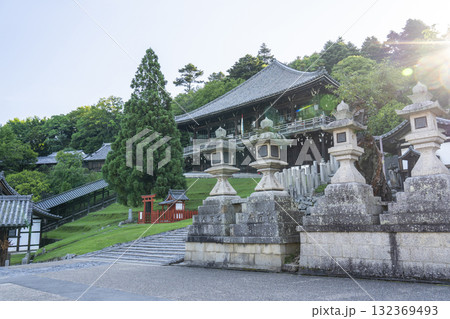 静寂に包まれた朝の東大寺二月堂 132369493
