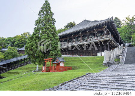 静寂に包まれた朝の東大寺二月堂 132369494