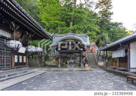 静寂に包まれた朝の東大寺二月堂　手水舎・飯道神社 132369498