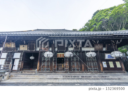 静寂に包まれた朝の東大寺二月堂南面 静寂に包まれた朝の東大寺二月堂南面 132369500