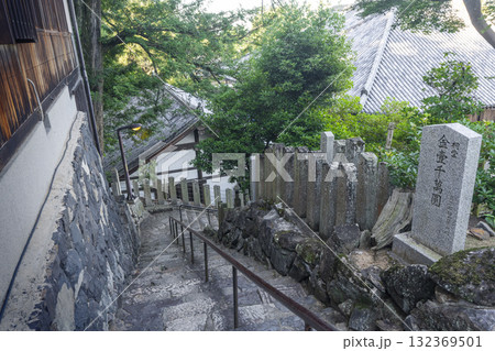 静寂に包まれた朝の東大寺二月堂 静寂に包まれた朝の東大寺二月堂 132369501