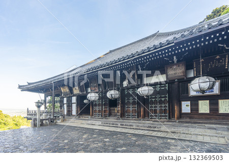 静寂に包まれた朝の東大寺二月堂南面 132369503