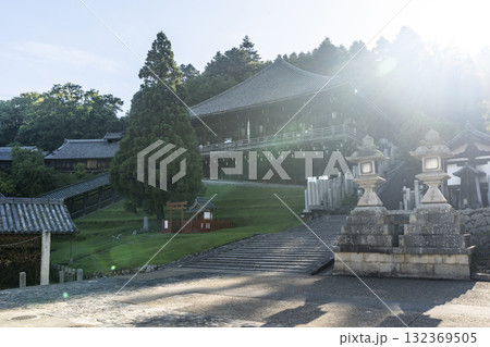 静寂に包まれた朝の東大寺二月堂 静寂に包まれた朝の東大寺二月堂 132369505