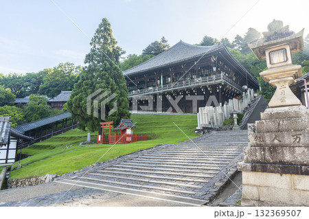 静寂に包まれた朝の東大寺二月堂 静寂に包まれた朝の東大寺二月堂 132369507
