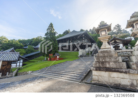 静寂に包まれた朝の東大寺二月堂 132369508