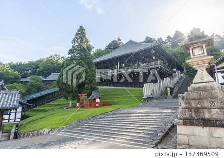 静寂に包まれた朝の東大寺二月堂 132369509