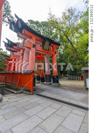 京都　伏見稲荷大社　祭場の鳥居 132369512