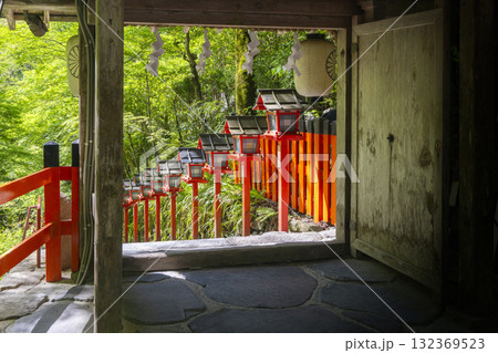 新緑の貴船神社　中門から見える朱色の灯篭と石段 132369523