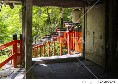新緑の貴船神社 中門から見える朱色の灯篭と石段 新緑の貴船神社 中門から見える朱色の灯篭と石段 132369524