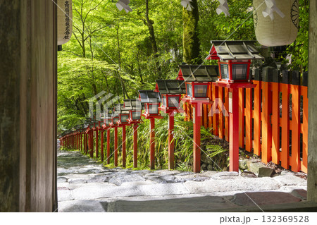 新緑の貴船神社 中門から見える朱色の灯篭と石段 新緑の貴船神社 中門から見える朱色の灯篭と石段 132369528