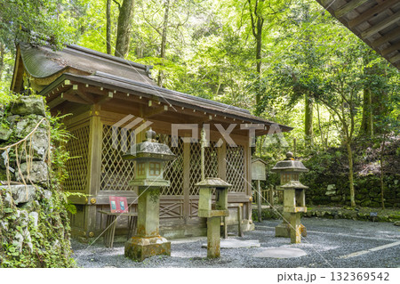 貴船神社奥宮　本殿　新緑に包まれた境内 132369542