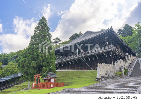 静寂に包まれた朝の東大寺二月堂 132369549