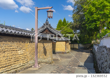 奈良・東大寺二月堂の裏参道　左大仏殿道 132369552