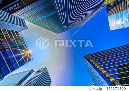 日本の横浜都市景観珍景。太陽を囲む淡いリングの不思議な光景…新高島駅前の摩天楼などを望む 132371500