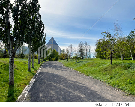 アスタナ 公園から望む平和と調和の宮殿 132371546