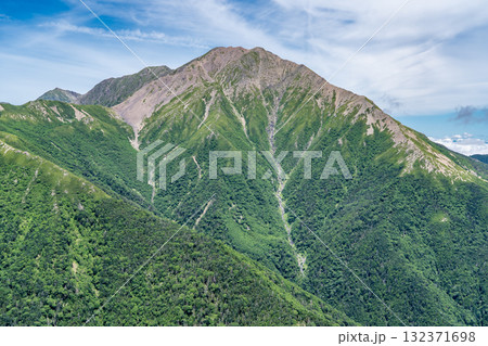 小兎岳の山頂から見る赤石岳と小赤石岳　南アルプス聖岳と兎岳登山 132371698