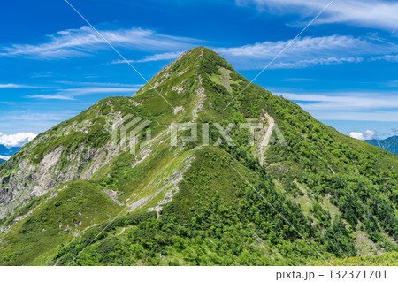 小兎岳の山頂から見る中盛丸山　南アルプス聖岳と兎岳登山 132371701