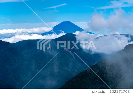 中盛丸山の山頂から見る富士山　南アルプス聖岳と兎岳登山 132371708