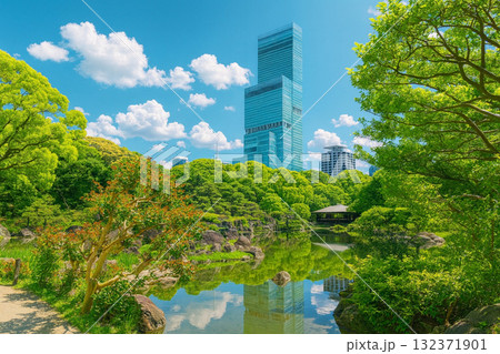 あべのハルカスと水面に映える景観 慶沢園 あべのハルカスと水面に映える景観 慶沢園 132371901