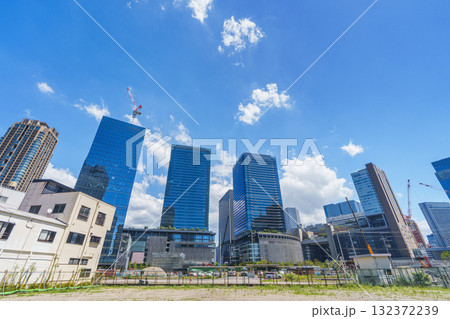 大阪北区梅田周辺の高層ビル群 132372239
