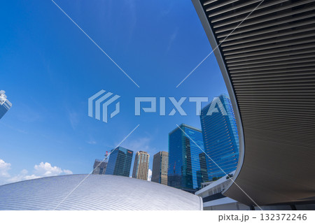 大阪北区梅田周辺の高層ビル群 132372246