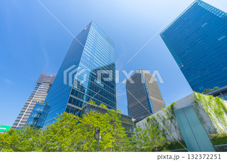 大阪北区梅田周辺の高層ビル群 132372251