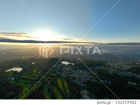 六甲山からの眺め　大阪平野の夜明け 132372482