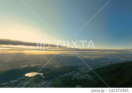 六甲山からの眺め　大阪平野の夜明け 132372485