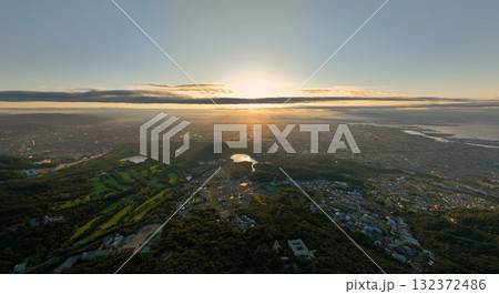 六甲山からの眺め　大阪平野の夜明け 132372486