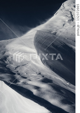 舞い上がる雪煙　厳冬期の雪山　谷川岳 132372665