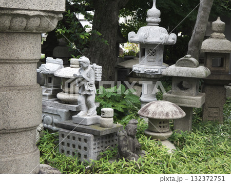 展示された石灯籠と薪を背負う像が並ぶ石材店の一角 展示された石灯籠と薪を背負う像が並ぶ石材店の一角 132372751
