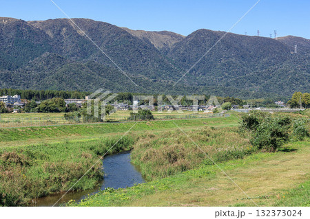 知内川から望む野坂山地の景観　滋賀県高島市 132373024