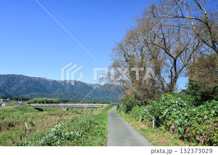 マキノ町知内川沿いのサイクリングロード　滋賀県高島市 132373029