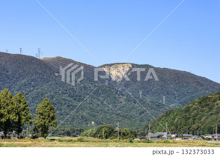 マキノ町の田園地帯から眺める野坂山地 滋賀県高島市 マキノ町の田園地帯から眺める野坂山地 滋賀県高島市 132373033