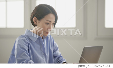 パソコンをする女性 132373083