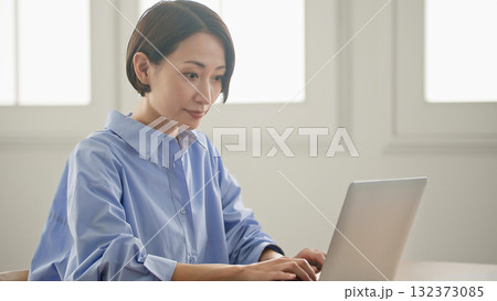 パソコンをする女性 132373085