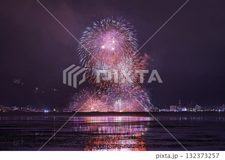 岡谷湖畔公園から観る諏訪湖祭湖上花火大会 岡谷湖畔公園から観る諏訪湖祭湖上花火大会 132373257