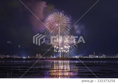 岡谷湖畔公園から観る諏訪湖祭湖上花火大会 岡谷湖畔公園から観る諏訪湖祭湖上花火大会 132373258