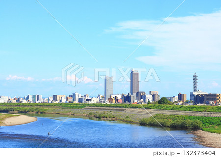 岐阜県岐阜市、長良川と岐阜駅前高層ビル群の風景 岐阜県岐阜市、長良川と岐阜駅前高層ビル群の風景 132373404