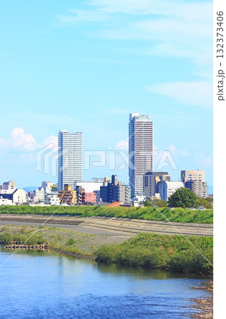 岐阜県岐阜市、長良川と岐阜駅前高層ビル群の風景 132373406
