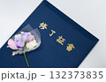 卒業証書とミニブーケのクローズアップ 132373835