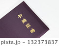ワインレッドの卒業証書フォルダーと金文字 132373837