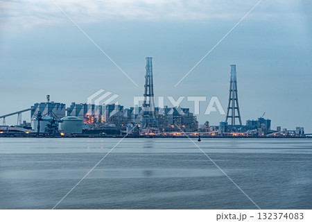 早朝の碧南火力発電所 132374083