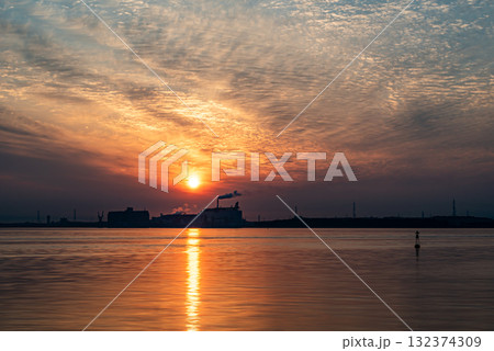 衣浦臨海工業地帯の日の出 132374309