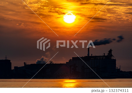 衣浦臨海工業地帯の日の出 132374311